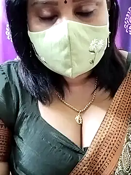 Snapshot of Queenflowerr chatting on 10/25/25, 04:22 Queenflowerr online show from 10/25/25, 04:22