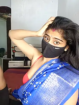 Snapshot of Love-N chatting on 11/13/25, 05:28 Love-N online show from 11/13/25, 05:28