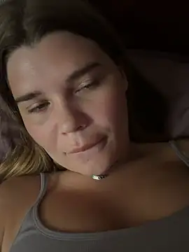 Snapshot of ella_zzz chatting on 07/09/26, 04:50 ella zzz online show from 07/09/26, 04:50