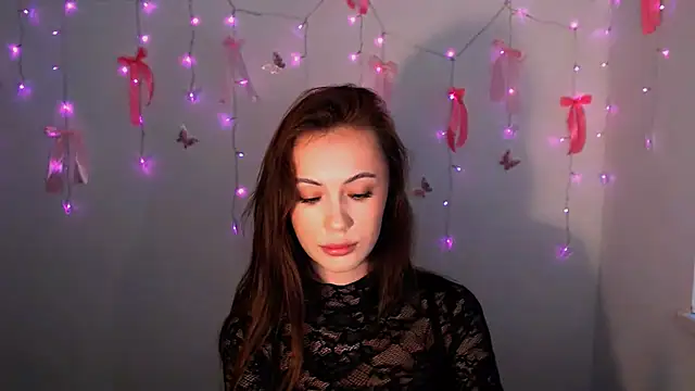 Snapshot of Nikonara_Love chatting on 12/17/25, 02:00 Nikonara Love online show from 12/17/25, 02:00