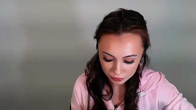 Snapshot of Nikonara_Love chatting on 12/05/25, 01:21 Nikonara Love online show from 12/05/25, 01:21