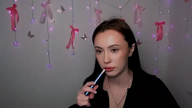 Snapshot of Nikonara_Love chatting on 02/11/26, 04:18 Nikonara Love online show from 02/11/26, 04:18