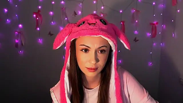 Snapshot of Nikonara_Love chatting on 12/21/25, 01:24 Nikonara Love online show from 12/21/25, 01:24