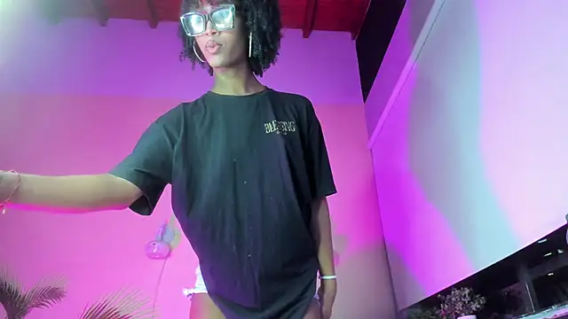 nahomy james25 online show from 05/13/26, 12:28