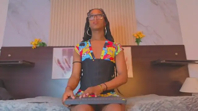 nahomy james25 online show from 10/08/25, 11:49