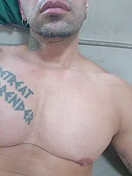 Snapshot of badbrown chatting on 12/13/25, 08:04 badbrown online show from 12/13/25, 08:04