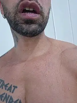 Snapshot of badbrown chatting on 11/17/25, 01:31 badbrown online show from 11/17/25, 01:31