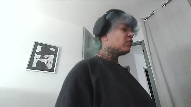 Snapshot of serena__vedette chatting on 10/30/25, 01:42 serena vedette online show from 10/30/25, 01:42