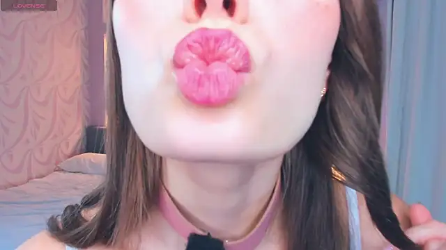 Snapshot of FloraDobb chatting on 11/16/25, 08:08 FloraDobb online show from 11/16/25, 08:08