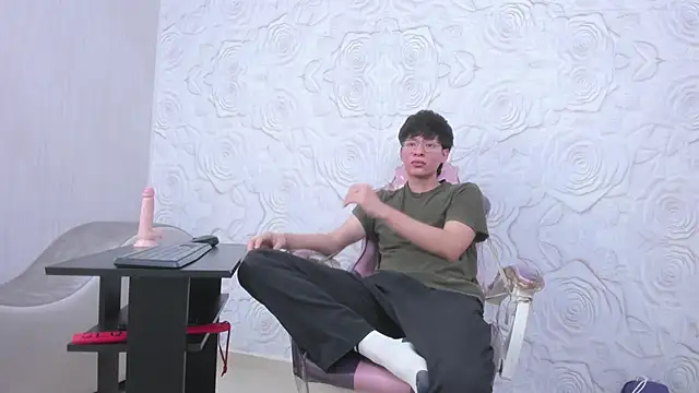 Snapshot of OliverWhite18 chatting on 03/11/25, 12:17 OliverWhite18 online show from 03/11/25, 12:17