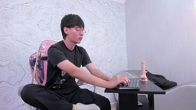 Snapshot of OliverWhite18 chatting on 03/10/25, 01:10 OliverWhite18 online show from 03/10/25, 01:10