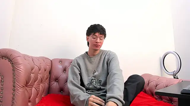 Snapshot of OliverWhite18 chatting on 01/24/25, 12:31 OliverWhite18 online show from 01/24/25, 12:31