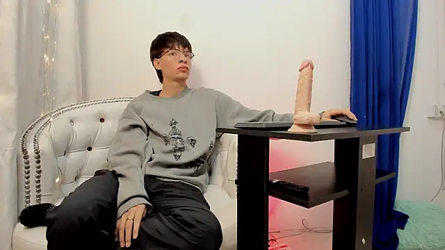 Snapshot of OliverWhite18 chatting on 01/26/25, 12:33 OliverWhite18 online show from 01/26/25, 12:33