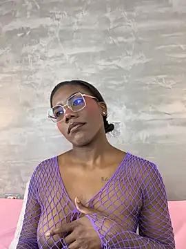 Snapshot of Alaia_Colins chatting on 07/15/26, 01:56 Alaia Colins online show from 07/15/26, 01:56