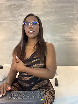 Snapshot of Alaia_Colins chatting on 06/24/26, 02:10 Alaia Colins online show from 06/24/26, 02:10