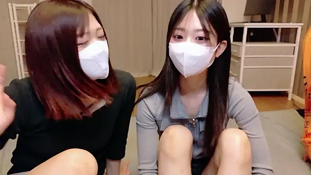Snapshot of NA-KAREN-V8 chatting on 05/25/26, 01:32 NA-KAREN-V8 online show from 05/25/26, 01:32