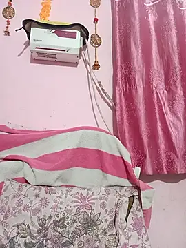 Snapshot of Simran-001 chatting on 11/25/25, 04:18 Simran-001 online show from 11/25/25, 04:18