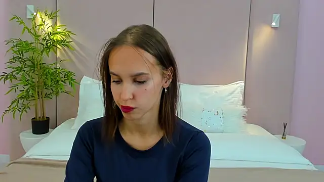 SandraTucker online show from 10/04/25, 02:57