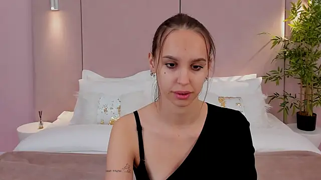 SandraTucker online show from 11/07/25, 03:11