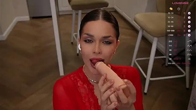 Snapshot of Sofa_01 chatting on 10/23/25, 03:32 Sofa 01 online show from 10/23/25, 03:32