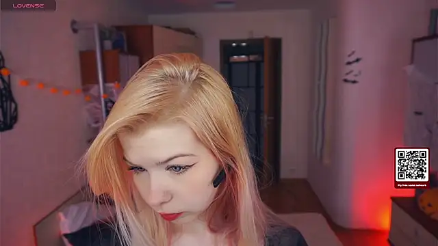 LynetHakes online show from 10/30/25, 04:22