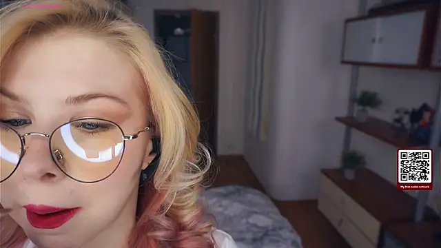 LynetHakes online show from 11/26/25, 06:35