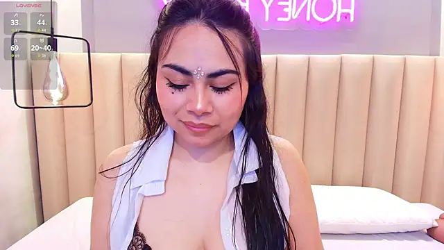 Naomymonroe  online show from 11/12/25, 10:02