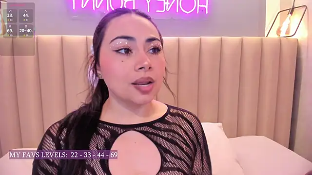 Naomymonroe  online show from 11/17/25, 05:28