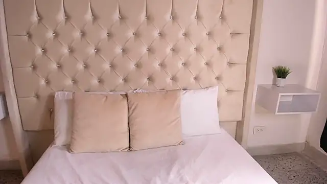 bella bloomg online show from 03/21/25, 07:13