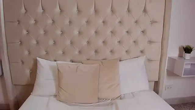 bella bloomg online show from 03/21/25, 01:34