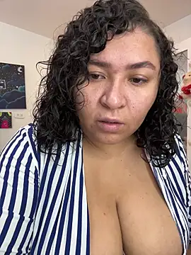 Snapshot of KarlaWild chatting on 10/28/25, 01:10 KarlaWild online show from 10/28/25, 01:10