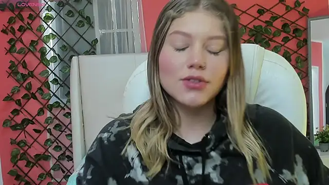 Snapshot of alaia_greyy chatting on 06/19/26, 01:06 alaia greyy online show from 06/19/26, 01:06
