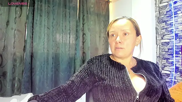 Isabella boom online show from 02/28/25, 12:42