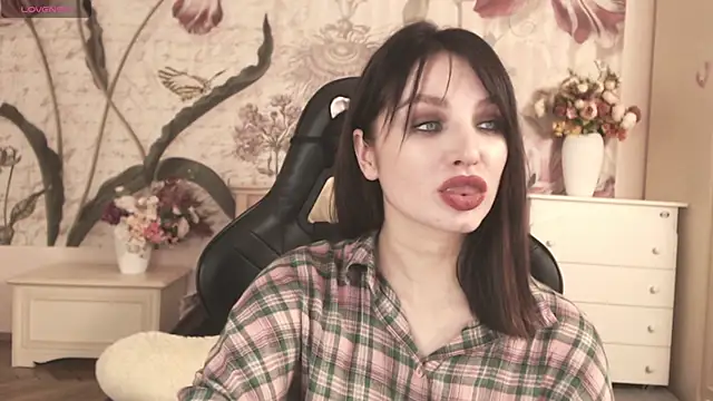 BritneyBarker online show from 11/06/25, 09:13