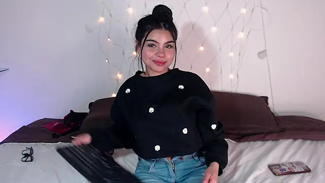 Snapshot of saray__jones chatting on 03/19/25, 07:38 saray jones online show from 03/19/25, 07:38
