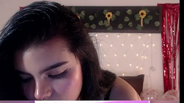 Snapshot of saray__jones chatting on 02/14/25, 08:15 saray jones online show from 02/14/25, 08:15