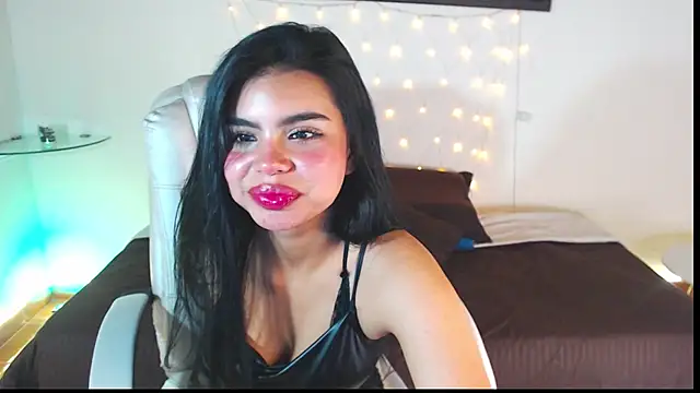 Snapshot of saray__jones chatting on 02/24/25, 02:04 saray jones online show from 02/24/25, 02:04