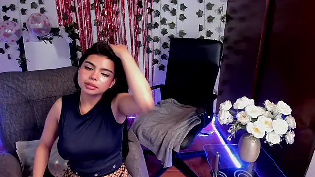 Snapshot of saray__jones chatting on 02/14/25, 02:12 saray jones online show from 02/14/25, 02:12
