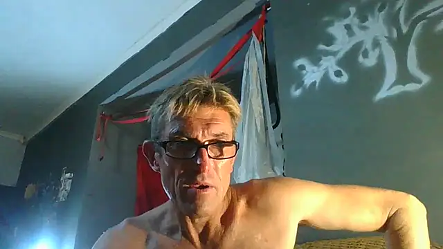 Snapshot of xylegs chatting on 02/21/25, 08:38 xylegs online show from 02/21/25, 08:38