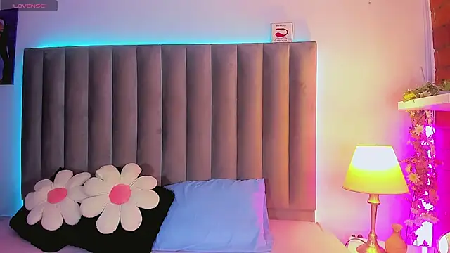 Snapshot of CamiiGarcia chatting on 11/06/25, 06:17 CamiiGarcia online show from 11/06/25, 06:17