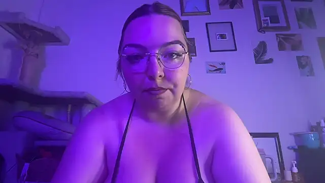 Snapshot of curvycate127 chatting on 07/11/26, 04:57 curvycate127 online show from 07/11/26, 04:57