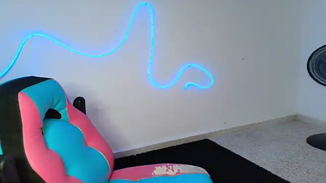 Snapshot of gisell363472 chatting on 11/18/25, 12:26 gisell363472 online show from 11/18/25, 12:26