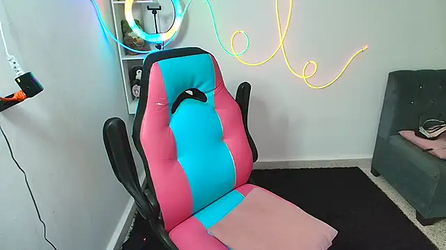 Snapshot of gisell363472 chatting on 12/13/25, 08:04 gisell363472 online show from 12/13/25, 08:04