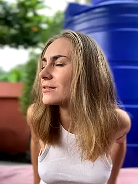 White Lu online show from 11/23/25, 02:10