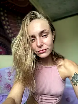 Snapshot of White_Lu chatting on 10/25/25, 01:27 White Lu online show from 10/25/25, 01:27