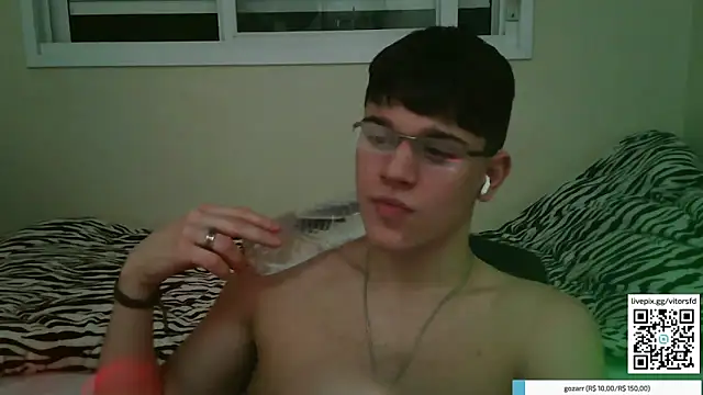 Snapshot of vitorsafado19 chatting on 11/14/25, 02:04 vitorsafado19 online show from 11/14/25, 02:04