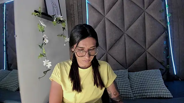 Snapshot of LauraaGomezz__ chatting on 10/14/25, 07:36 LauraaGomezz online show from 10/14/25, 07:36