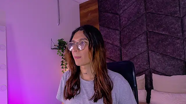 Snapshot of LauraaGomezz__ chatting on 10/13/25, 01:51 LauraaGomezz online show from 10/13/25, 01:51