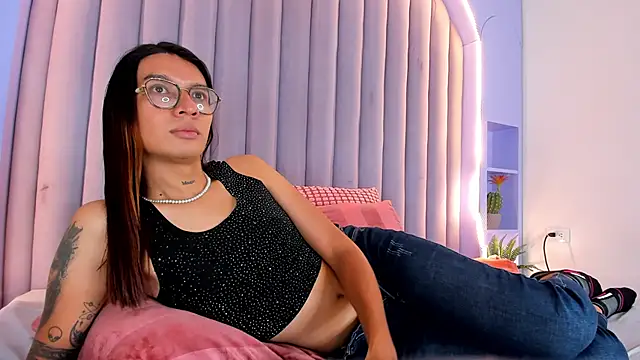 Snapshot of LauraaGomezz__ chatting on 10/07/25, 07:48 LauraaGomezz online show from 10/07/25, 07:48