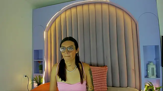 Snapshot of LauraaGomezz__ chatting on 10/11/25, 07:26 LauraaGomezz online show from 10/11/25, 07:26